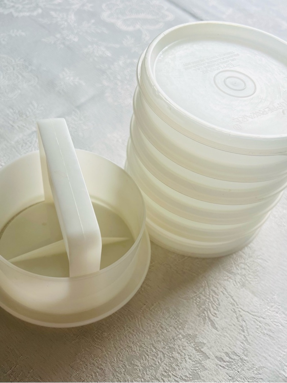 Tupperware Hamburger Press Ring Plus 5 Keepers With Lid